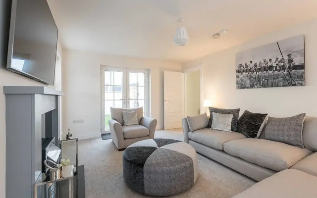 Stylish & Modern 3 Bedroom Home