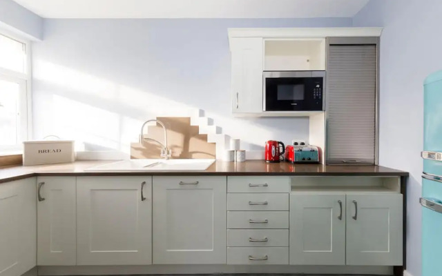 Chic 2-bed Seafront Haven Near Felpham Beach