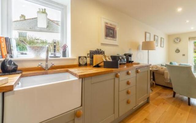 6 Sandy Lane