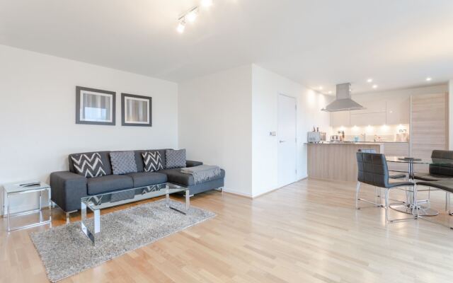 Modern 1 Bedroom Flat in Shadwell With Balcony