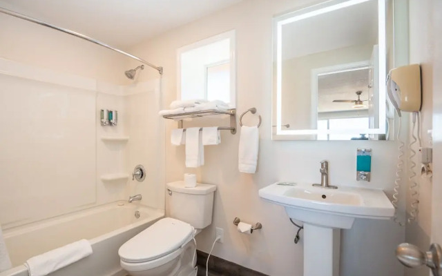 Sailor Jack's Oceanfront Inn