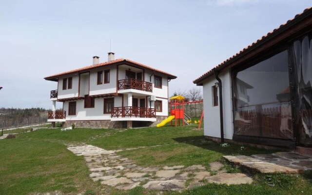 Guest House Ivanini Houses