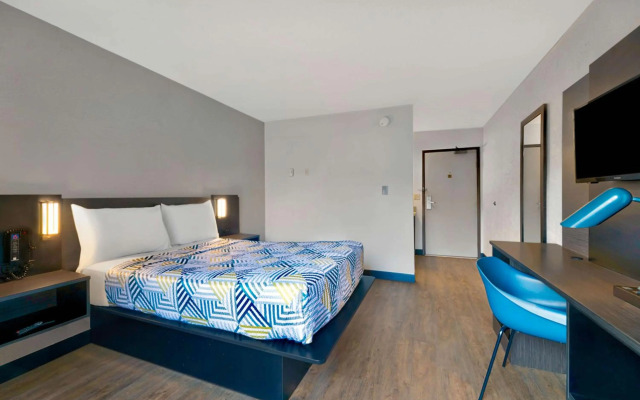 Motel 6 Oak Creek, WI