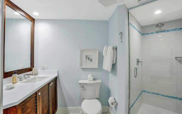 Beachfront Condo With 180-degree Views and Pool