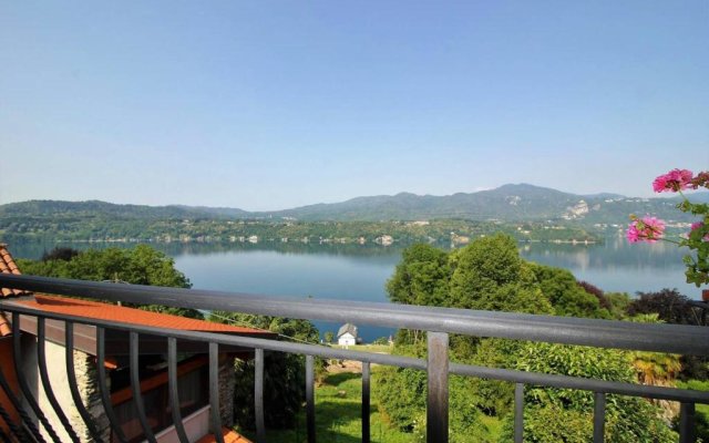 Giglio Flat With Wonderful Lake View and Jacuzzi