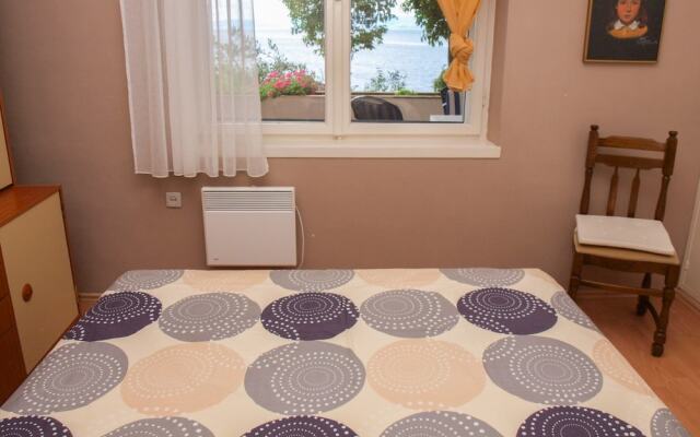 Beachfront Apartment With big Terrace and Garden