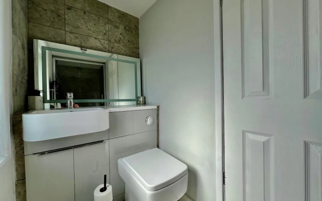 Housesleeps7-parking-garden-fireplace-beachnearby