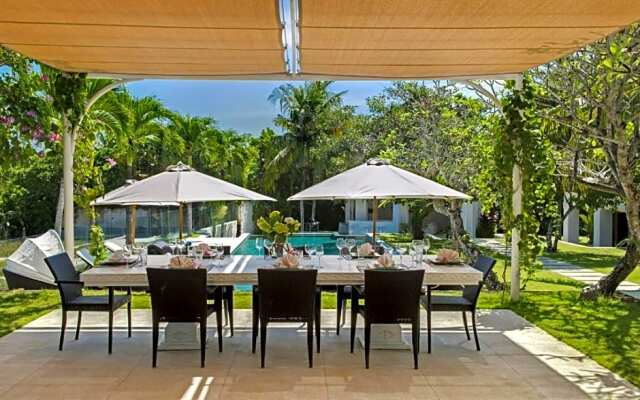 Spacious 8 bedroom pool villa in Canggu