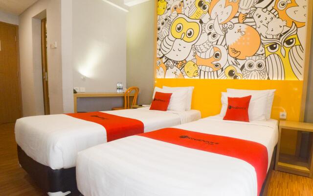 RedDoorz Apartment near Bundaran Satelit Surabaya