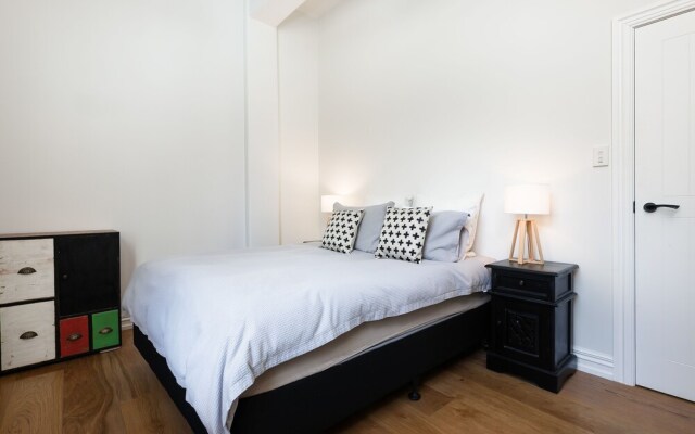 Beautiful Modern Central City Apartment