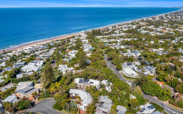 A Tropical Family Oasis in Sunshine Beach