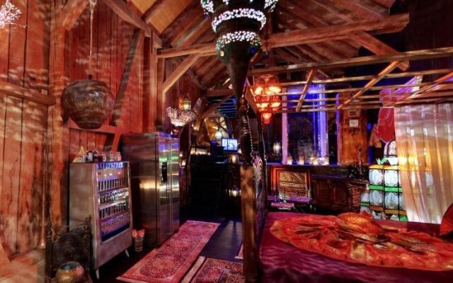 Bijou Hotel / Love and Romance