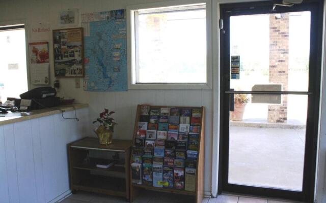 Lake Palestine Motor Inn