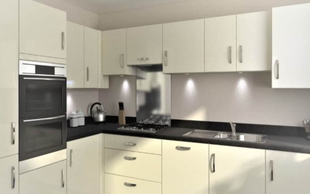 Room in Guest Room - Ensuite Double Room, Full Kitchen, in 3-bed Home
