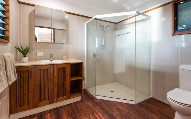 The Boathouse - Luxury Holiday Home with Jacuzzi