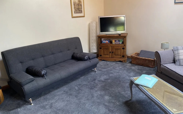 Spacious Annex 2 Miles From Coast