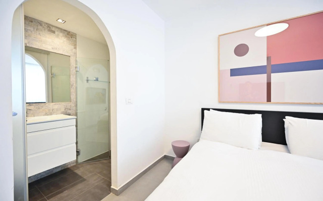 Designed 3BR in Frishman 15 by HolyGuest