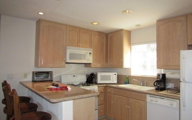 032 - Lakefront Village Escape