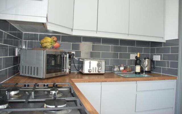 Maytree Apartment - 2 Bedrooms Apartment - Stayseekers