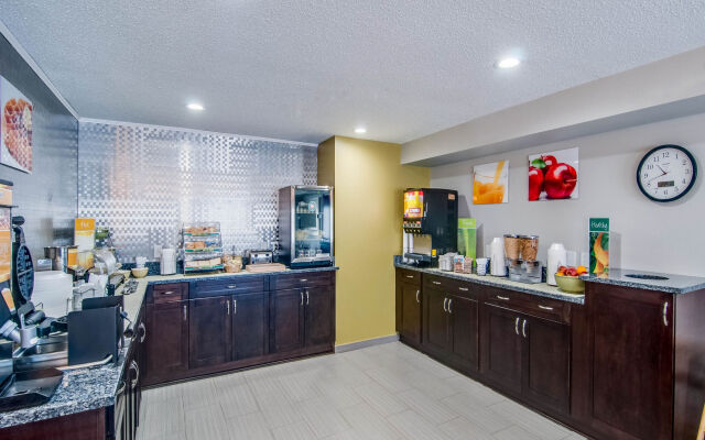 Clarion Pointe Staunton East