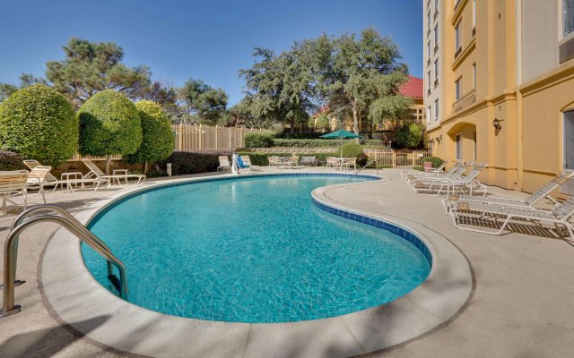 La Quinta Inn & Suites by Wyndham Dallas North Central