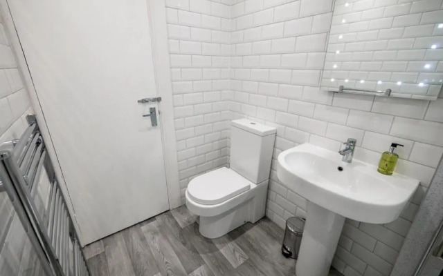 New Superhost Listing: Bright flat nr. University