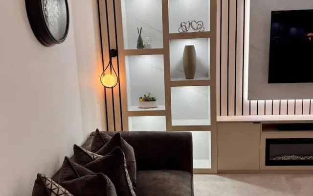 Luxurious Majestic 4 Bedroom- Free Parking