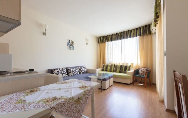 Quiet One Bedroom Apartment with Balcony