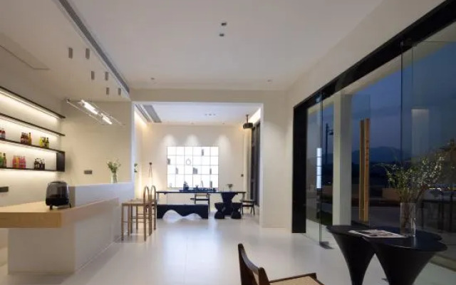 Three Lives and One Residence in Huangling, (Huangling Scenic Area Store)