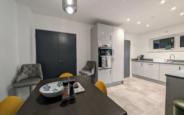 Charming 4-bed House in Newport