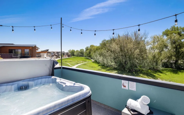 Swanky Townhome Near Old Town, Breweries and River