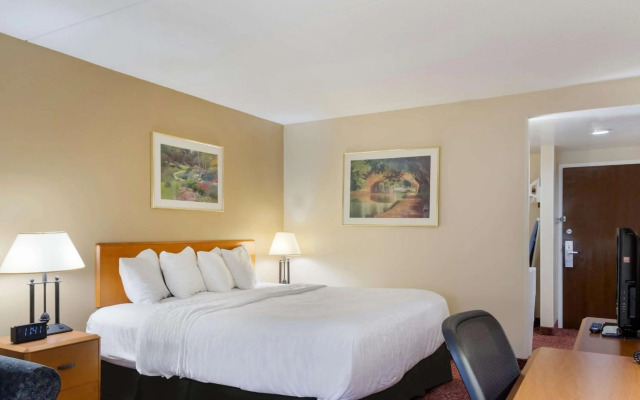 All Seasons Inn & Suites