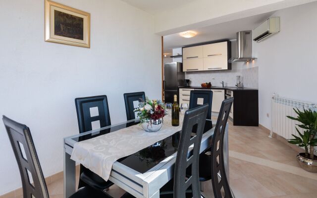 Holiday house Andre - swimming pool Nerezisca, Island Brac