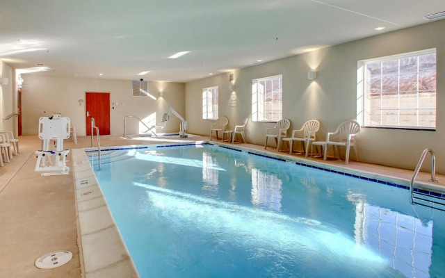 Cobblestone Hotel & Suites - Salem