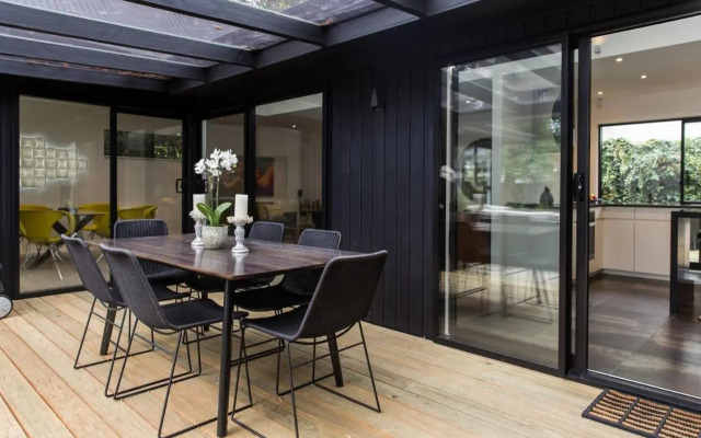 Black Luxury Lodge