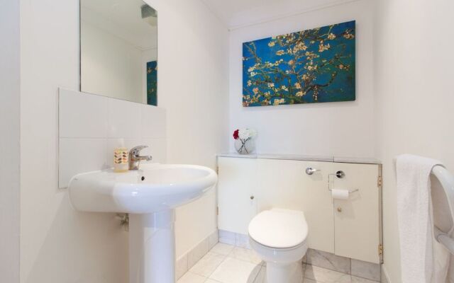 Canary Wharf Luxury River view apartment