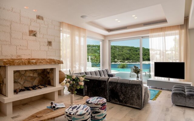 Beachfront Villa Seven Sins with Pool