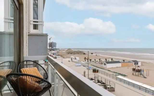 Pleasant Apartment With Frontal sea View