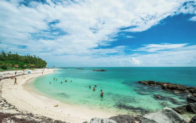 Bahamian Reed by Avantstay Walk to Everything! w/ Community Pool Week Long Stays Only