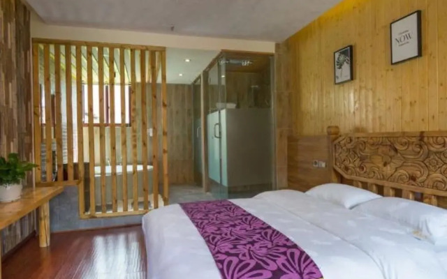 Floral Hotel · Smiling in the Flowers Lugu