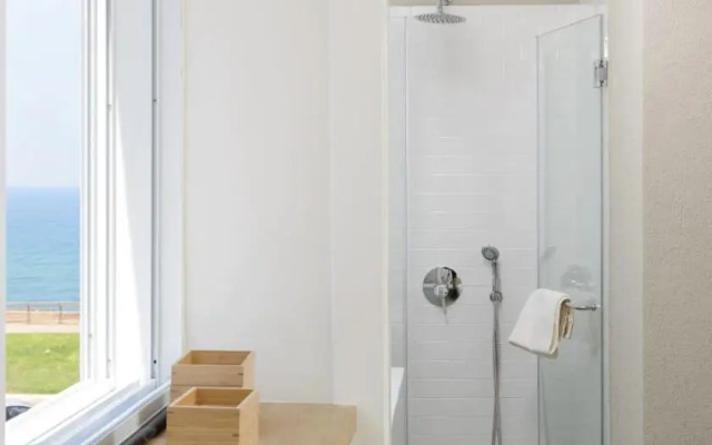 Stylish & Spacious 3 bedroom apartment by the Sea