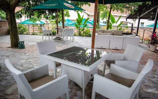 La Villa Cafe & Suites