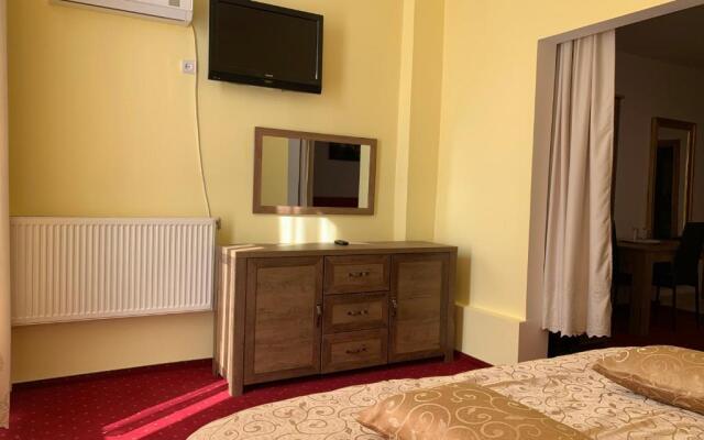Hotel Rares