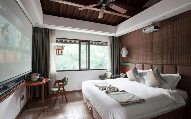 Yurong West Lake Cottage Resort