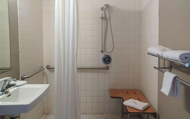 Motel 6 Fresno, CA - Blackstone North