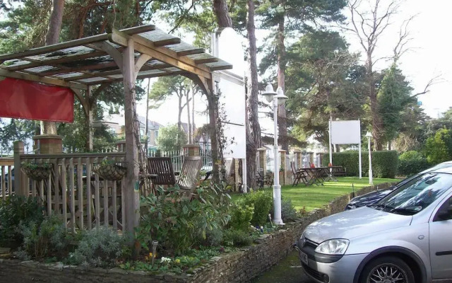 Elstead Hotel