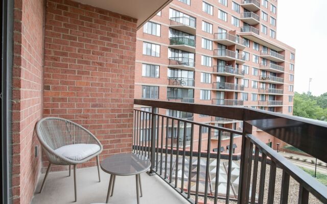 Modern & Charming Apt With Rooftop