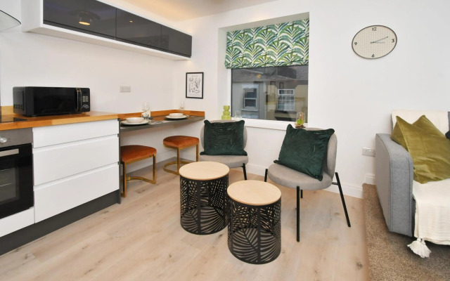 Antrobus Deluxe Apartments by YourStays