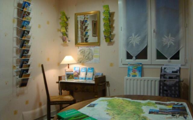 Hôtel-Restaurant La Crèche et sa piscine intérieure - Logis Hôtels