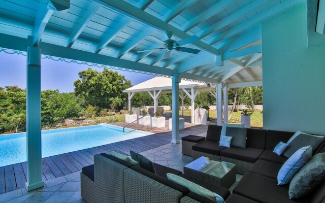 Exclusive Terres Basses Location, Full AC, Salt Water Pool, Wifi, Short Drive to the Beach!